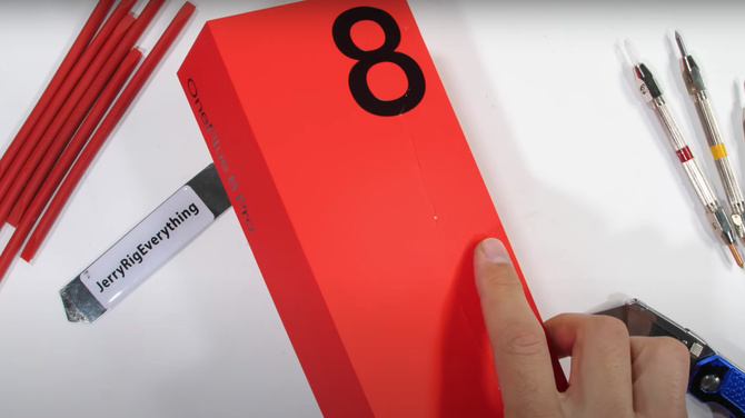 OnePlus 8 Pro na wideotestach podpalania, rysowania i zginania [2]