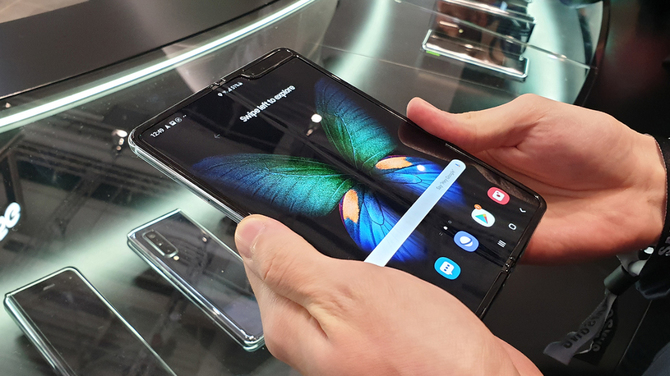 Samsung Galaxy Fold 2 z większym ekranem i odświeżaniem 120 Hz [3]
