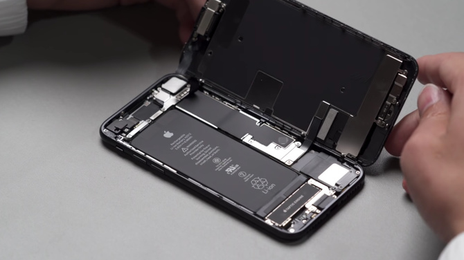 Apple iPhone SE i iPhone 8 - porównanie wnętrz obu smartfonów [2]