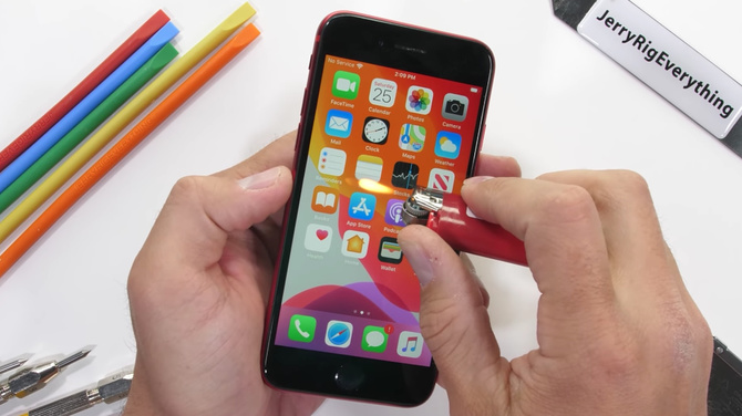 Apple iPhone SE poddany testom rysowania, podpalania i zginania [2]