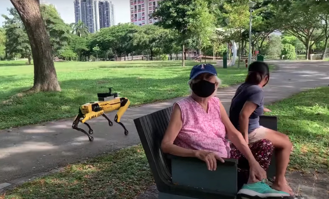 Robot Boston Dynamics patroluje park i ostrzega spacerowiczów [1]