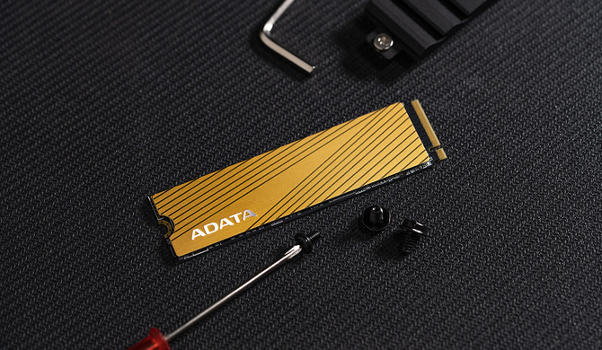 ADATA Falcon - Nośniki M.2 NVMe PCIe ze złotym radiatorem [1]