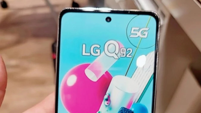 Smartfon LG Q92 5G na zdjęciach. Urządzenie przypomina LG Velvet [1]
