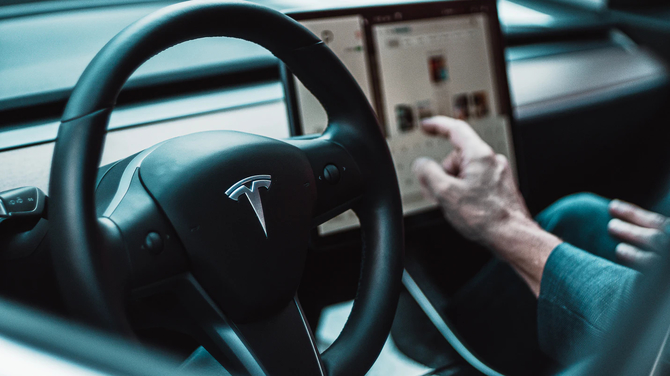 Tesla udostępni funkcje autopilota jako płatną subskrypcję. To nic innego, jak abonament rozszerzający możliwości pojazdu [1]