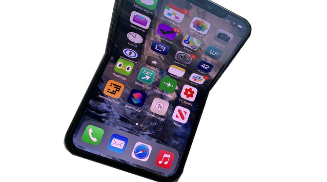 Foxconn, firma produkująca smartfony dla marki Apple, z sukcesem przetestowała dwa warianty składanych iPhone'ów [2]