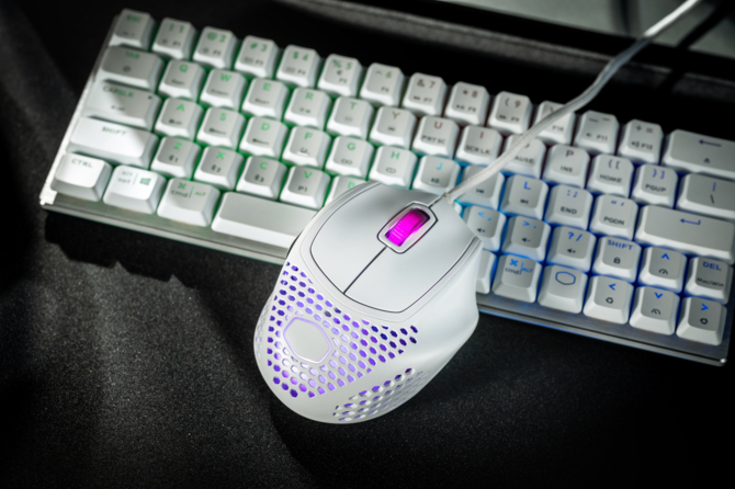Cooler Master MM720 - ażurowa mysz o niekonwencjonalnym kształcie trafia do sprzedaży. Można ją myć pod bieżącą wodą [1]