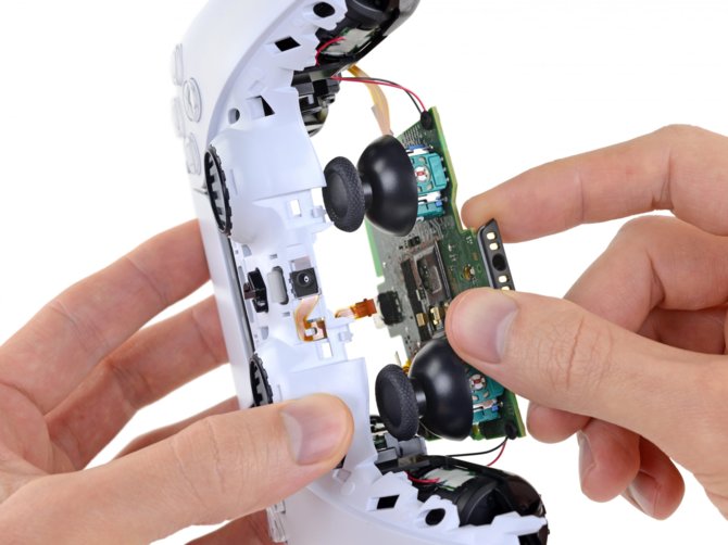 Zespół iFixit przyjrzał się problemowi dryfrujących gałek kontrolera DualSense z PlayStation 5. Do jakich doszedł wniosków? [2]