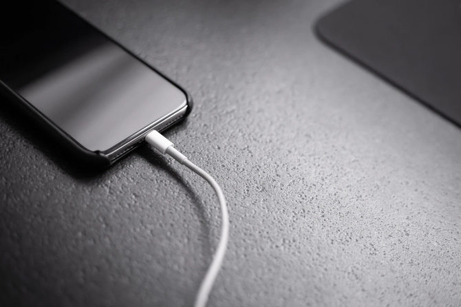 Apple omija USB-C szerokim łukiem. Zamiast fizycznego portu smartfony iPhone zaoferują w pełni bezprzewodowe rozwiązania [2]