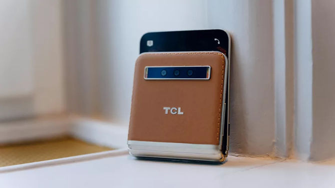 TCL szykuje odpowiedź na Samsunga Galaxy Z Flip. Składany smartfon będzie jednak znacznie tańszy [2]
