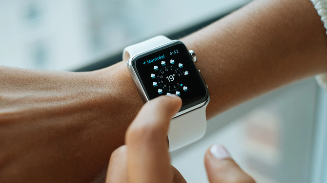 Zegarki i opaski z funkcjami prozdrowotnymi oraz słuchawki TWS hitem 2020 roku. Rynek urósł aż o 15% [1]