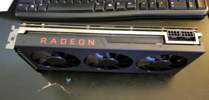 Dell Radeon RX 6800 XT - tak prezentuje się karta graficzna dla komputera Alienware. Uwagę przyciąga zielony laminat [1]