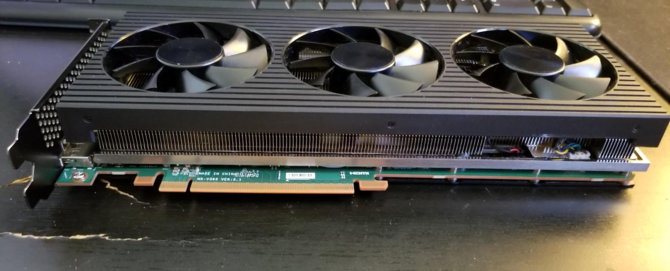 Dell Radeon RX 6800 XT - tak prezentuje się karta graficzna dla komputera Alienware. Uwagę przyciąga zielony laminat [2]