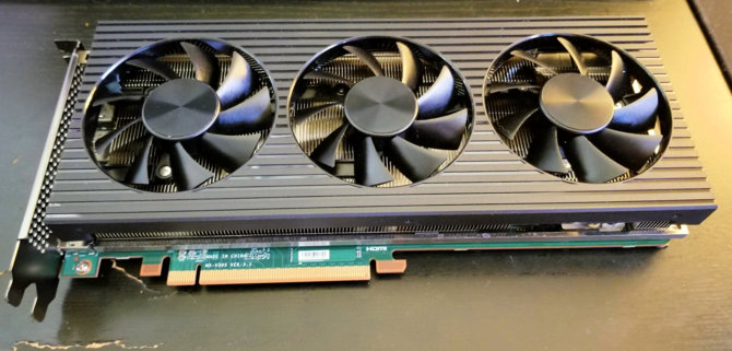 Dell Radeon RX 6800 XT - tak prezentuje się karta graficzna dla komputera Alienware. Uwagę przyciąga zielony laminat [4]