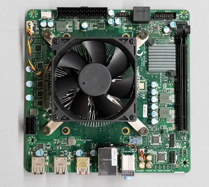 AMD 4700S - producent wprowadza do oferty procesor APU przypominający niestandardowy układ z Xbox Series X/S [2]