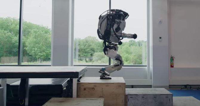 Atlas – robot Boston Dynamics – znowu w akcji. Tym razem prezentuje parkour. Czyżby Skynet coraz bliżej? [1]