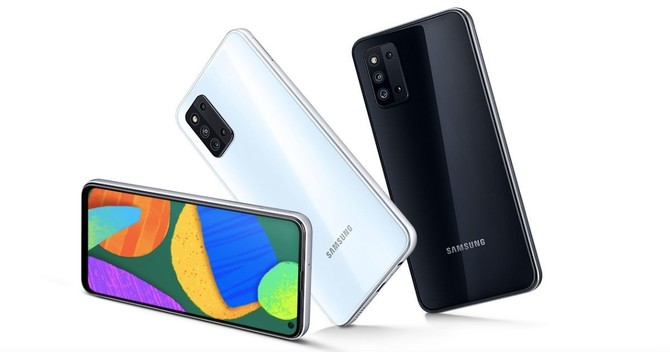 Samsung Galaxy M52 5G może być świetnym smartfonem w swojej cenie. Posiadacze poprzednika nie mają jednak czego zazdrościć [1]
