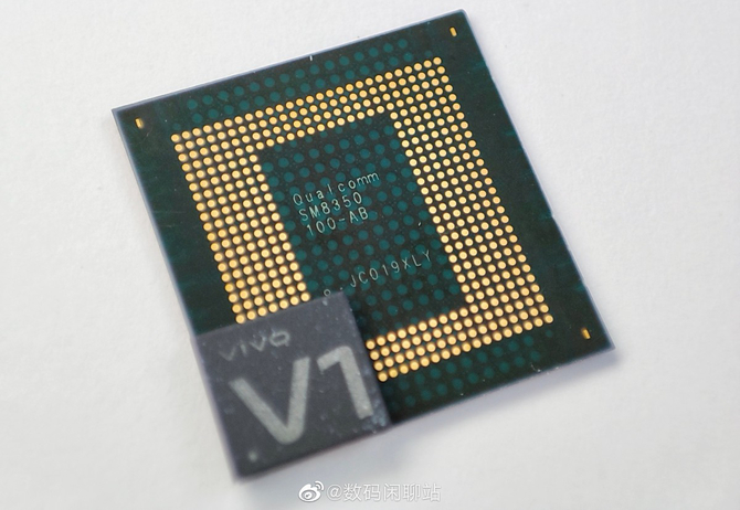 Vivo X70 Pro + z 12 GB RAM, chipem Qualcomm Snapdragon 888+ i autorskim układem obrazowania ISP V1 [3]