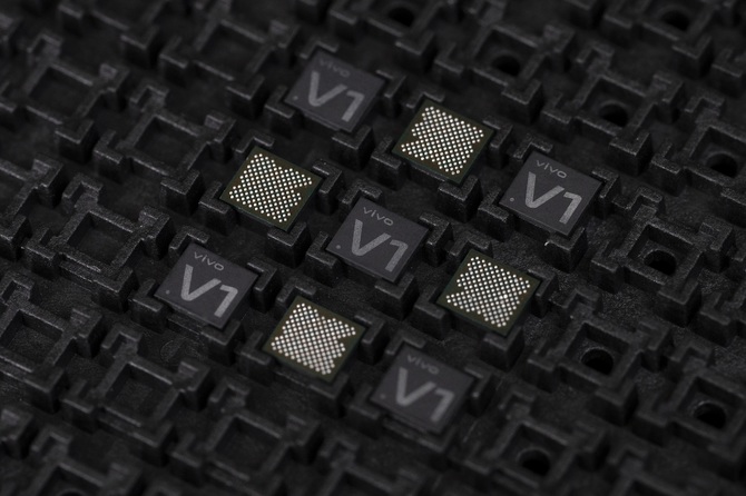 Vivo X70 Pro + z 12 GB RAM, chipem Qualcomm Snapdragon 888+ i autorskim układem obrazowania ISP V1 [4]