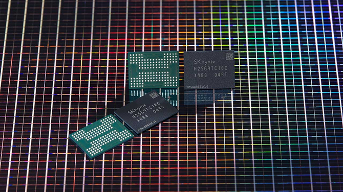 SK hynix jako pierwszy producent na rynku dostarcza już próbki pamięci typu DDR5 o pojemności 24 Gb per kość [2]