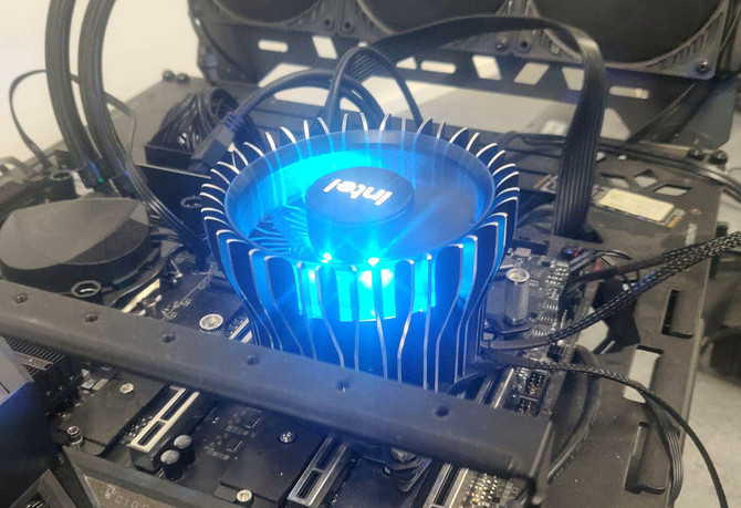 Intel Laminar RH1 - Kolejne fabryczne chłodzenie procesora dla Intel Alder Lake-S pozuje do zdjęć. Tym razem najwydajniejszy model [1]