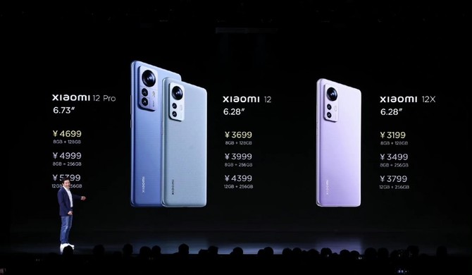 Xiaomi 12 i 12 Pro - premiera flagowców z układem Qualcomm Snapdragon 8 Gen 1. Zaprezentowano też tańszy model 12X [3]