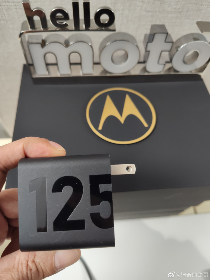 Motorola chwali się ładowarką 125 W ważącą aż 130 gramów. 68 W z Edge 30 Pro to dopiero początek [2]