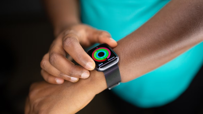 Apple Watch 8 z nowością, której zabrakło w ostatniej generacji. Zegarek otrzyma funkcję pomiaru temperatury ciała [1]