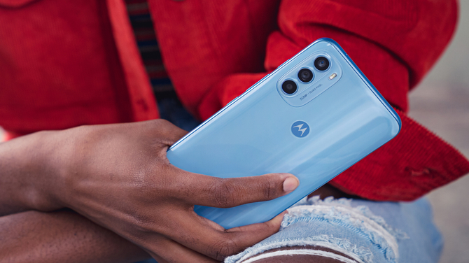 Motorola Moto G82 - poznaliśmy wygląd i specyfikację kolejnego obiecującego smartfona wspierającego sieć 5G [1]