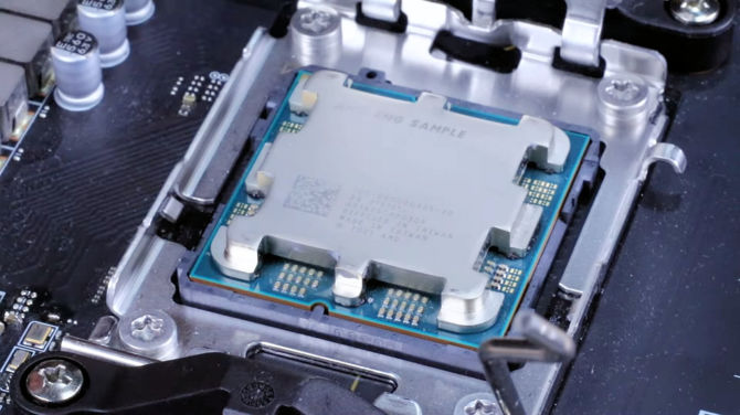 AMD Ryzen 7000 - tak prezentuje się odpromiennik ciepła (IHS) nowego procesora Zen 4 po skalpowaniu [1]
