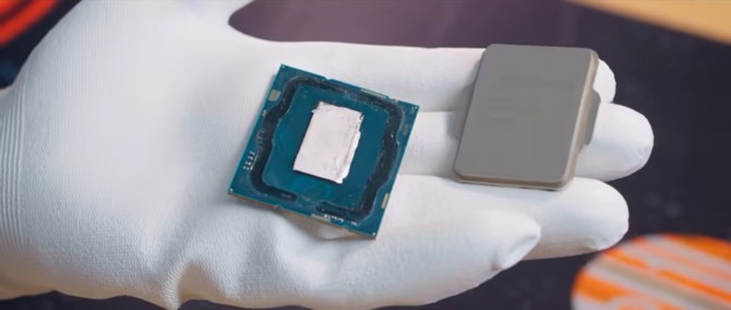 Intel Core i9-13900 poddany skalpowaniu. Rozmiar układu Raptor Lake jest większy niż Alder Lake ale mniejszy niż Rocket Lake [4]