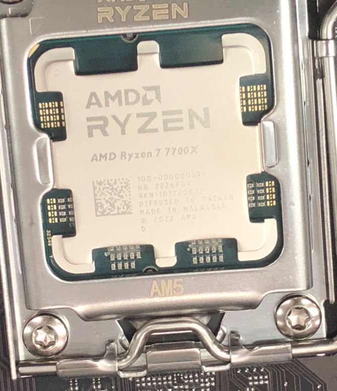 AMD Ryzen 7 7700X uchwycony na pierwszym zdjęciu. Tak prezentuje się 8-rdzeniowy procesor Zen 4 [1]