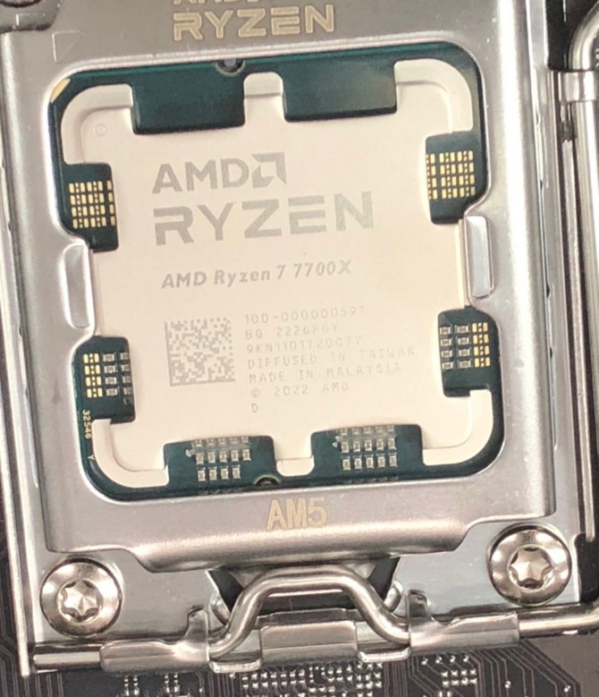 AMD Ryzen 7 7700X capturado en la primera foto.  Así es el procesador Zen 4 Octa Core [1]