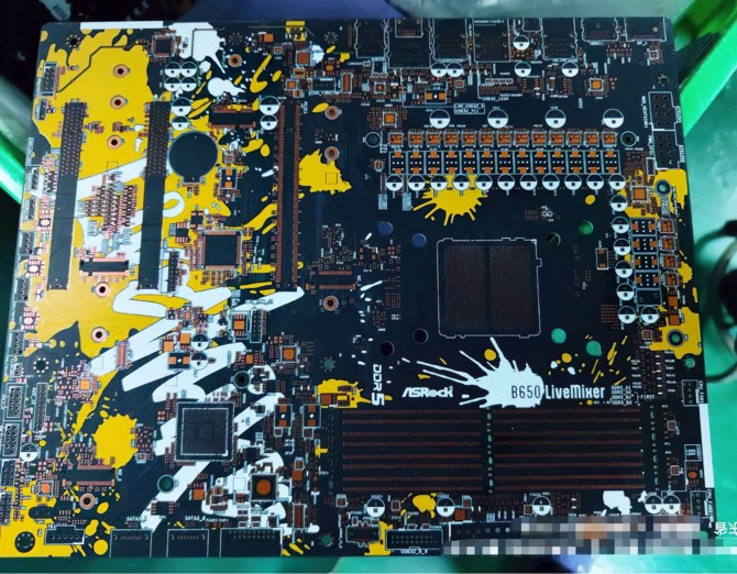 ASRock B650 LiveMixer - nietypowa płyta główna dla chipów AMD Ryzen 7000 na pierwszym zdjęciu [1]