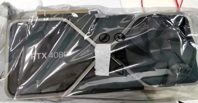 NVIDIA GeForce RTX 4080 Founders Edition - karta graficzna została sfotografowana. Wygląd podobny do GeForce RTX 3090 FE [2]