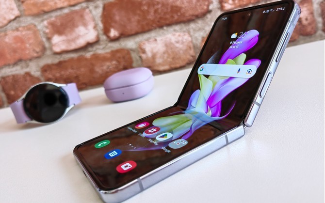 Samsung w nowej reklamie smartfona Galaxy Z Flip4 naigrywa się z zaślepionych posiadaczy iPhonów [1]