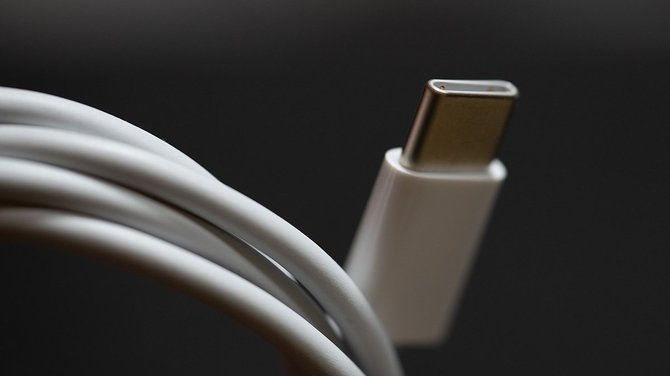 USB-C będzie obowiązkowym gniazdem w smartfonach sprzedawanych w Unii Europejskiej. Przepisy wejdą w życie w 2024 r. [1]