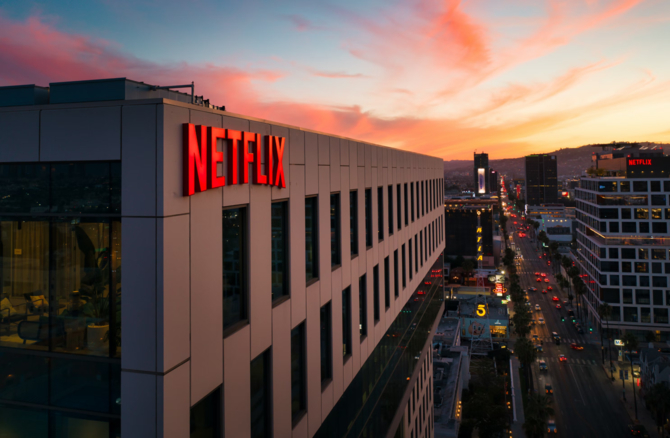 Netflix już oficjalnie zapowiada plan z reklamami. Nie będzie to jednak jedyne utrapienie nowego planu [2]