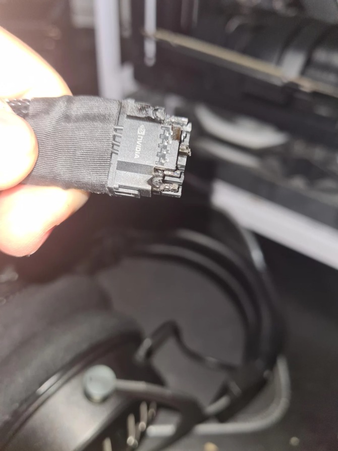 16-pinowe złącze zasilania do GeForce'a RTX 4090 stanęło w płomieniach i uszkodziło kartę graficzną. Co mogło być przyczyną? [1]