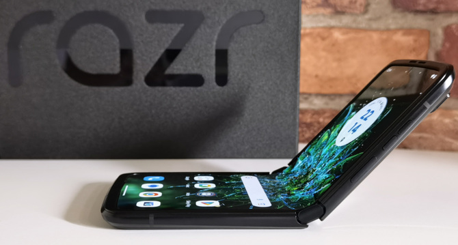 Motorola Razr 2022 - kilka rzeczy, o które Samsung Galaxy Z Flip4 może być zazdrosny (pierwsze wrażenia) [1]