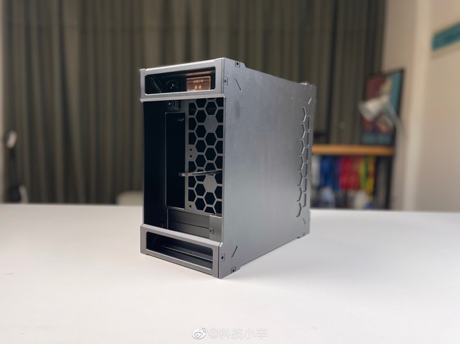 Xiaomi is getting ready to enter the Mini-PC market.  On the way there are two different computers running Windows [2]