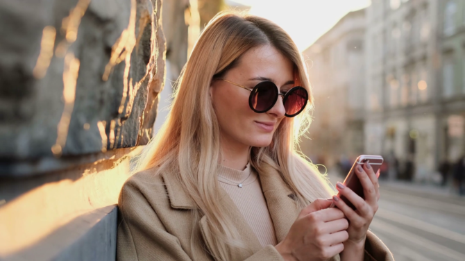 Samsung showed a display so bright that smartphones will not be disturbed by even the strongest sun [1]