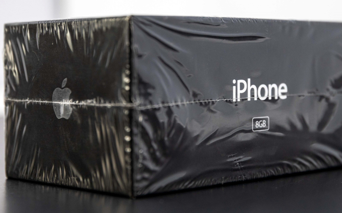 Apple iPhone z 2007 roku wystawiony na aukcji. Ile byłbyś w stanie zaoferować za fabrycznie nowy egzemplarz? [2]