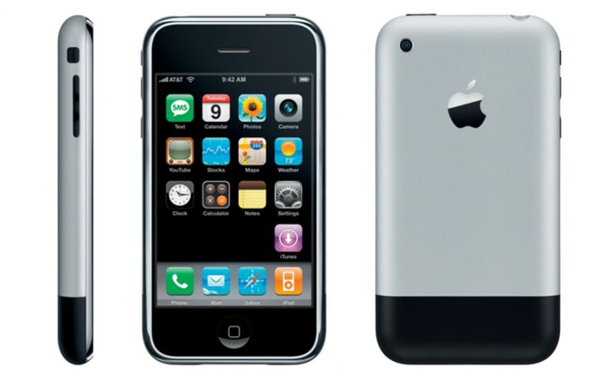 Apple iPhone z 2007 roku wystawiony na aukcji. Ile byłbyś w stanie zaoferować za fabrycznie nowy egzemplarz? [1]