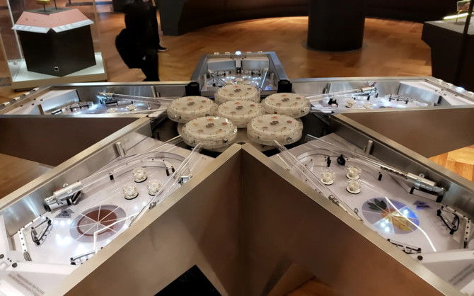 Dual Coincidence - szalony, elektromechaniczny pinball z motywem ekonomicznym. Pracuje aż na 17 komputerach [1]