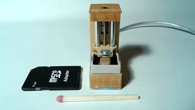 Internauta zbudował najmniejszą, działającą drukarkę 3D, która zmieści się w kieszeni [1]