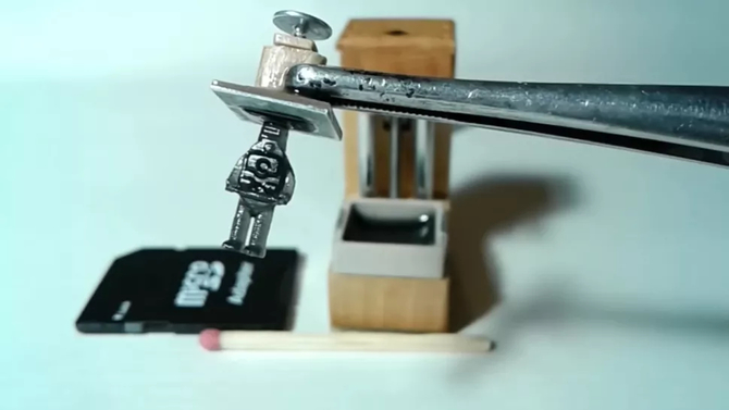 Internauta zbudował najmniejszą, działającą drukarkę 3D, która zmieści się w kieszeni [2]