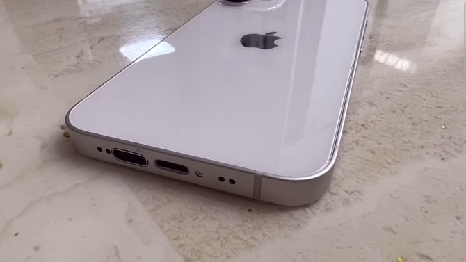 iPhone 12 Mini z działającym złączem USB-C. Interesująca modyfikacja smartfona firmy Apple [1]