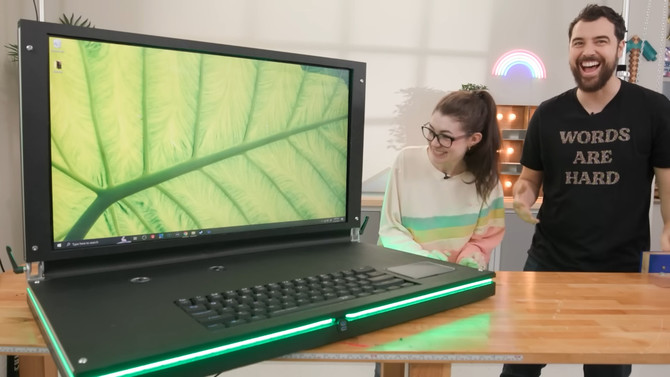 Youtuberzy stworzyli w pełni funkcjonalny laptop z ekranem o przekątnej aż 43 cali. Bazuje na platformie Intel NUC 11 Enthusiast [1]