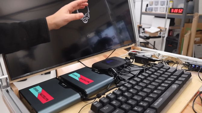 Youtuberzy stworzyli w pełni funkcjonalny laptop z ekranem o przekątnej aż 43 cali. Bazuje na platformie Intel NUC 11 Enthusiast [2]