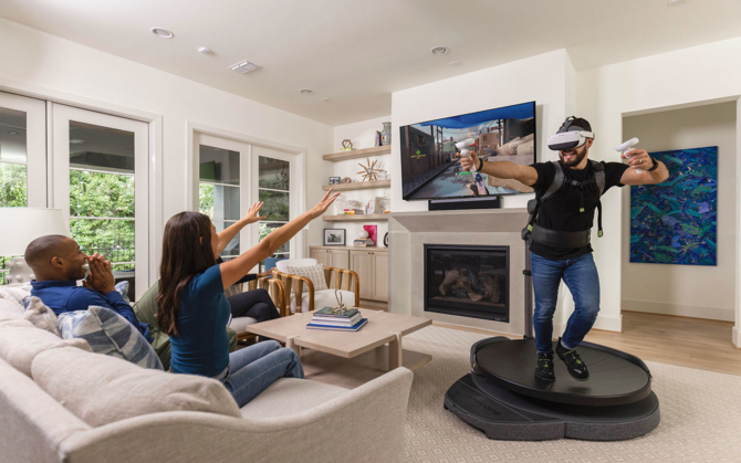 Virtuix Omni One - bieżnia dla graczy korzystających z gogli VR nareszcie trafi do sprzedaży. Będzie jednak droższa, niż zakładano [1]